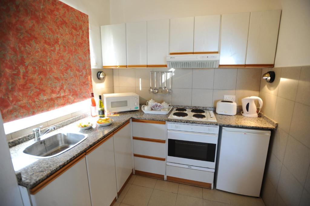 Club Salina Wharf Aparthotel Кавра Стая снимка