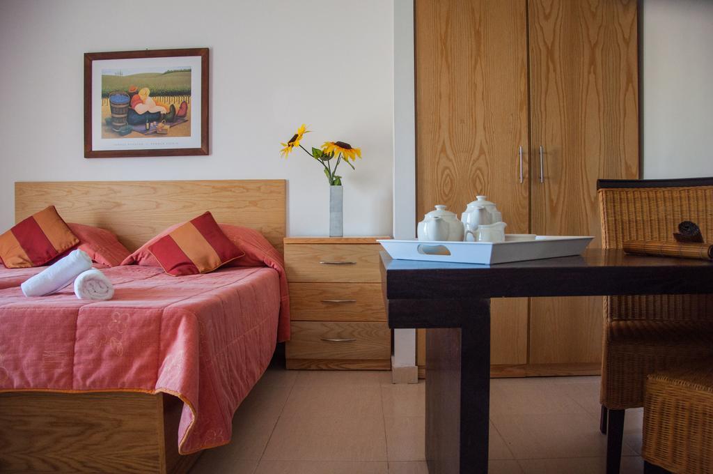 Club Salina Wharf Aparthotel Кавра Стая снимка