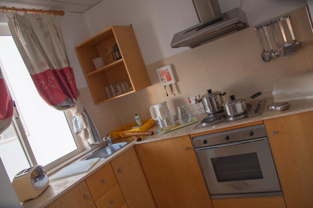 Club Salina Wharf Aparthotel Кавра Стая снимка
