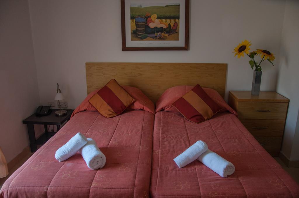 Club Salina Wharf Aparthotel Кавра Стая снимка