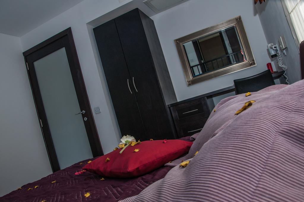 Club Salina Wharf Aparthotel Кавра Стая снимка