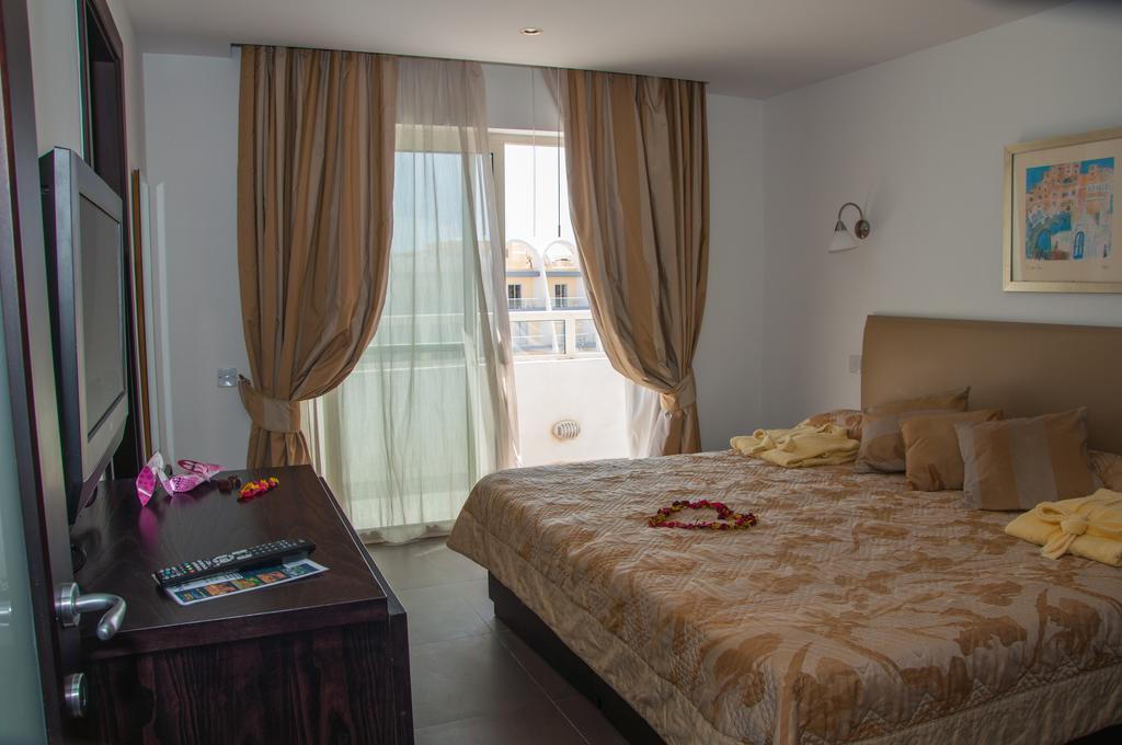 Club Salina Wharf Aparthotel Кавра Стая снимка