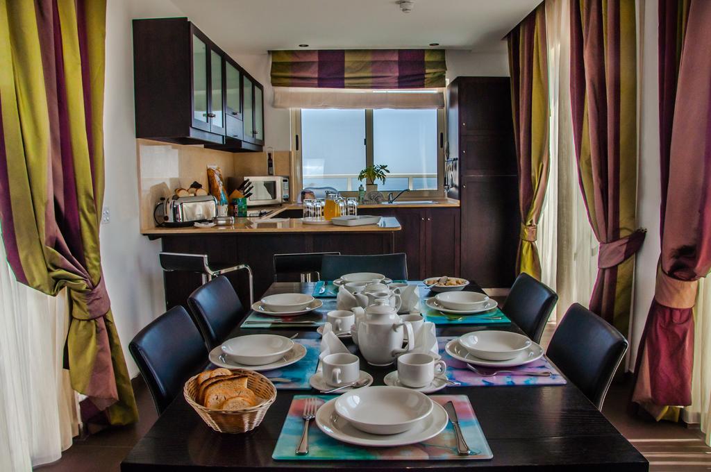 Club Salina Wharf Aparthotel Кавра Стая снимка