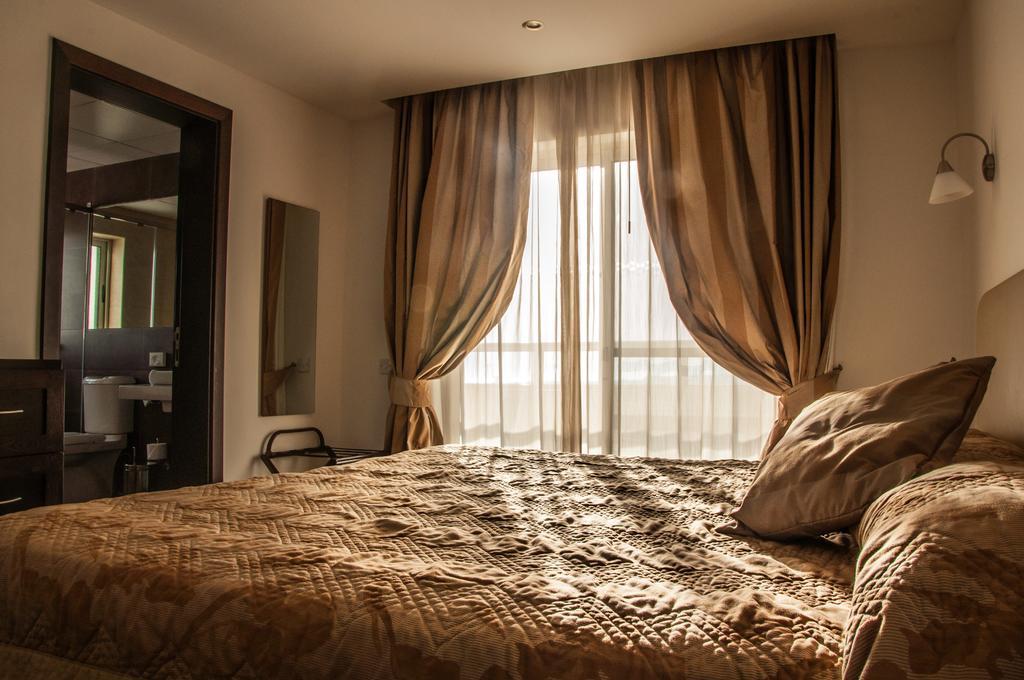 Club Salina Wharf Aparthotel Кавра Стая снимка