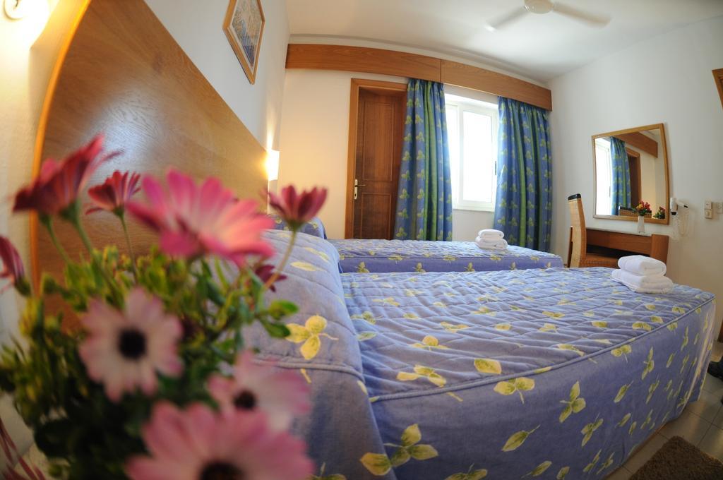 Club Salina Wharf Aparthotel Кавра Стая снимка